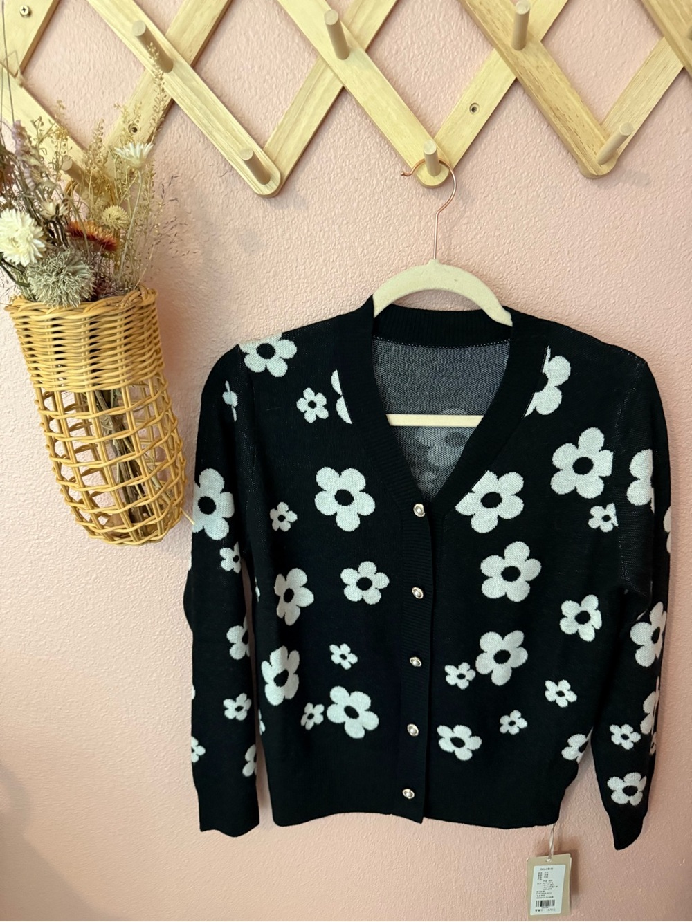 💕NWT Black and White Daisy Button-Front Women's Sweater Cardigan - Picture 2 of 5